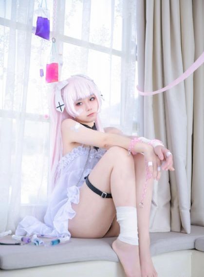小东西才三根手指就疼了_JVID性感写真